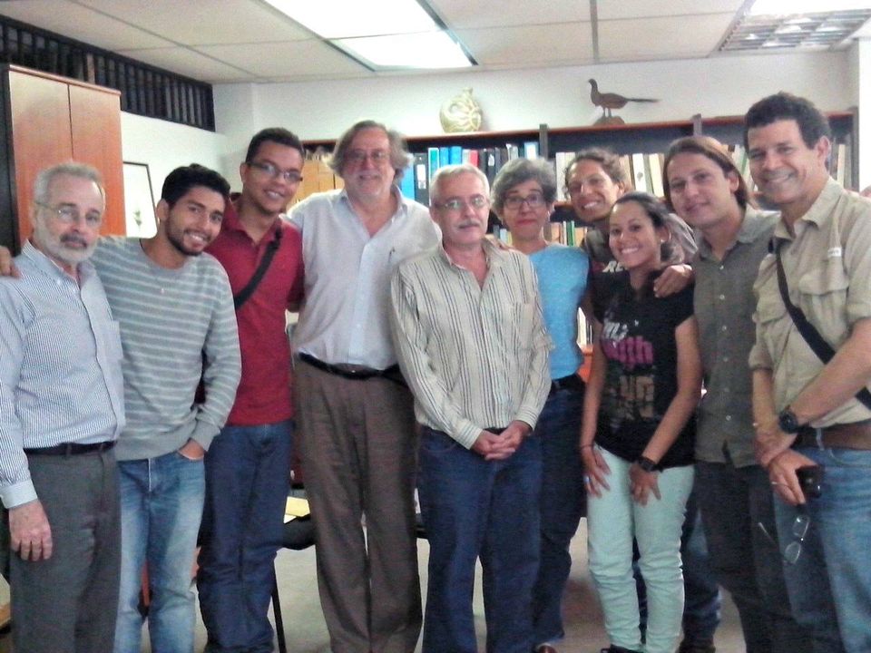 Dr. Huber y asistentes a la tertulia